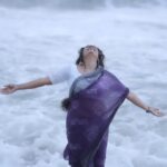 Surabhi Lakshmi Instagram - 🧿💜💜💜 Costumes: @julahabyarchananair @arch__nair Makeup: @makeup_by_rajisha camera: @swaroop_foto_man editor; @_im_gokul_haridas_ ❤️🧿 @nutana_mohan #paruvamvaanaga #nutanamohan #pranayam #beech #love #cuple #nature #paattileepaattil #beaty #kadal #kaadhal #nostalgia #feelings #evening #waves #wind #sunset #godheeshwaram_beach #mookuthi #puthuvellaimazhai #puthuvellaimazhai♥️ #jayaprada #lovesongs #keralagallery Team @__vasdev Gotheeswaram Beach Gardens