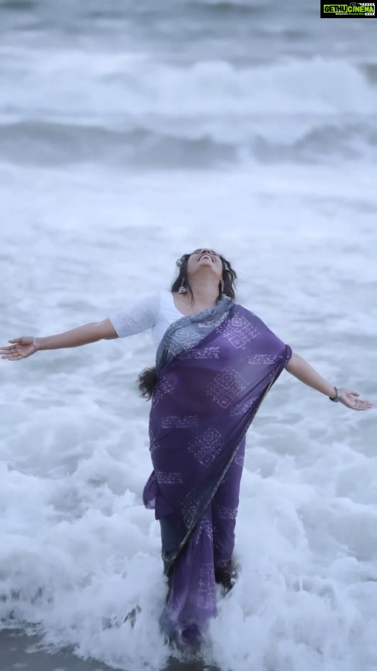Surabhi Lakshmi Instagram - 🧿💜💜💜 Costumes: @julahabyarchananair @arch__nair Makeup: @makeup_by_rajisha camera: @swaroop_foto_man editor; @_im_gokul_haridas_ ❤️🧿 @nutana_mohan #paruvamvaanaga #nutanamohan #pranayam #beech #love #cuple #nature #paattileepaattil #beaty #kadal #kaadhal #nostalgia #feelings #evening #waves #wind #sunset #godheeshwaram_beach #mookuthi #puthuvellaimazhai #puthuvellaimazhai♥️ #jayaprada #lovesongs #keralagallery Team @__vasdev Gotheeswaram Beach Gardens