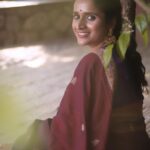 Surabhi Lakshmi Instagram – സാരികൾ കഥപറയുംപോലെ 💜🧿❤️

Photography @limelightcapture 

Wardrobe.  @silk_mandir 

Hair & makeup. @makeover_by_sanaah 

Ornaments. @golden_cup_fashion_jewellery 

blouse design @celebrate_clothes_n_crafts 

❤️ @mangala_raghu 

#saree Valayanad Devi Temple