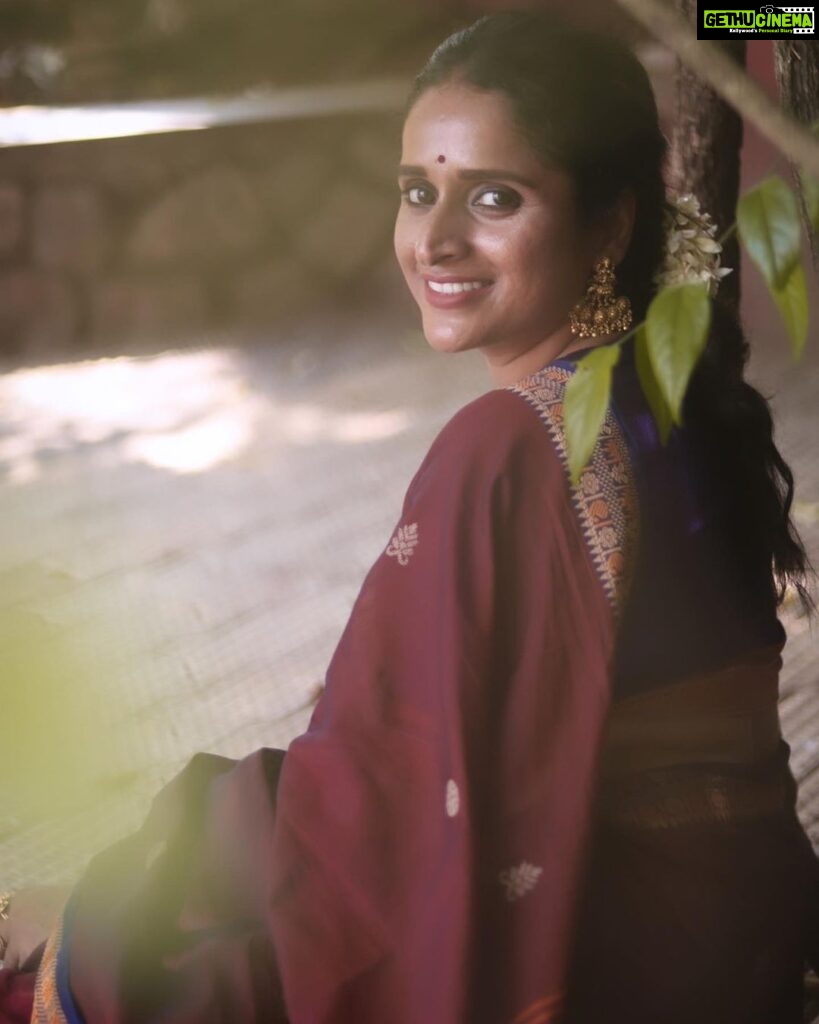 Surabhi Lakshmi Instagram - സാരികൾ കഥപറയുംപോലെ 💜🧿❤ Photography @limelightcapture Wardrobe. @silk_mandir Hair & makeup. @makeover_by_sanaah Ornaments. @golden_cup_fashion_jewellery blouse design @celebrate_clothes_n_crafts ❤ @mangala_raghu #saree Valayanad Devi Temple
