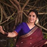 Surabhi Lakshmi Instagram – സാരികൾ കഥപറയുംപോലെ 💜🧿❤️

Photography @limelightcapture 

Wardrobe.  @silk_mandir 

Hair & makeup. @makeover_by_sanaah 

Ornaments. @golden_cup_fashion_jewellery 

blouse design @celebrate_clothes_n_crafts 

❤️ @mangala_raghu 

#saree Valayanad Devi Temple