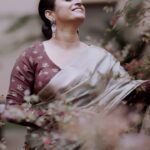 Surabhi Lakshmi Instagram - മറ്റാരുടെ മുന്നിലും അല്ലാത്ത ഒരു “ഞാൻ” ഇതാ പ്രണയ സന്ദർഭത്തിൽ ഉണ്ടായിരിക്കുന്നു എന്ന്... ♥️ Videography @shamnad_wedads MUH @amal_ajithkumar Wardrobe @silk_mandir blouse design @celebrate_clothes_n_crafts Videoedit. @_im_gokul_haridas_ location @valluvanad_residency_ ❤️ team @rahul_.thuvassery_ #kalpattanarayanan #kavi #malayalam #ezhuthkaran__ #madhvikuttyquotes✒️ #saree #kaala #thalaivar #rajaneekanth #kannamma