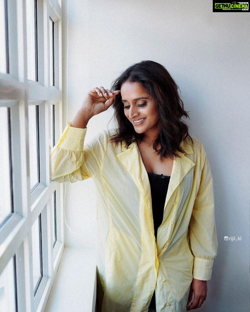 Surabhi Lakshmi Instagram - The yellows to her mellows… Stylist : @styledby_mk_ @mehaka_kalarikkal Photography : @rijil_kl Makeup : @sreegeshvasan_makeupartist Costume : @__eva_97__