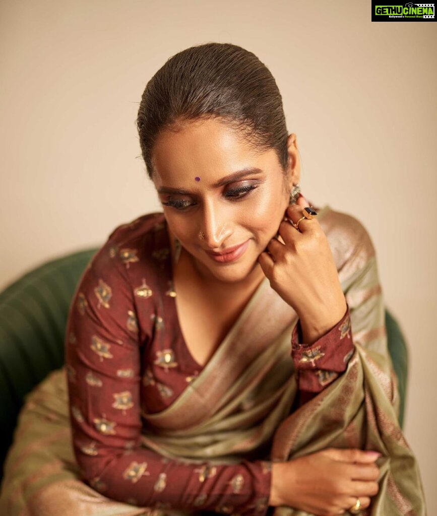 Surabhi Lakshmi Instagram - SAREE ....A timeless piece of Imagination 🤎🧿 Photography @arun_payyadimeethal MUH @amal_ajithkumar Wardrobe @silk_mandir blouse design @celebrate_clothes_n_crafts location @valluvanad_residency_ ❤ team @rahul_.thuvassery_ #keralagram #keralasaree #keralasareestyling #blousedesigns #blousepatterns #malayalam #saree #sareelove