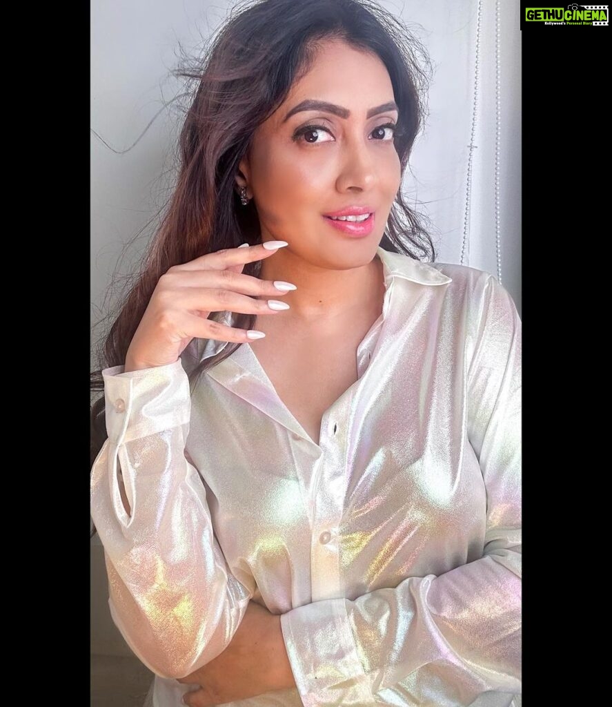 Surabhi Prabhu Instagram - Next time when you look at her .. REMEMBER you're looking at someone who had the guts to believe in her own fairy tale ❤ . . . Stick-on Nails - @nakhaparvati . . #mumbai #mumbaikar #unity44 #voompla #pinkvilla #bollywoodcinema #हिंदी #bollywoodmovies #supermodel #modeldiaries #dolcegabbana #travelblogger #saibaba #jaishreeram #bollywoodactoractress #bollywoodactress #surabhi #juicycouture #vulnerable #tollywoodactress #surabhiprabhu #narcissism #worthit #dreamgirl #hindiquotes #mumbaiblogger #indianwear #indiangirl #potd #barbie Mumbai, Maharashtra