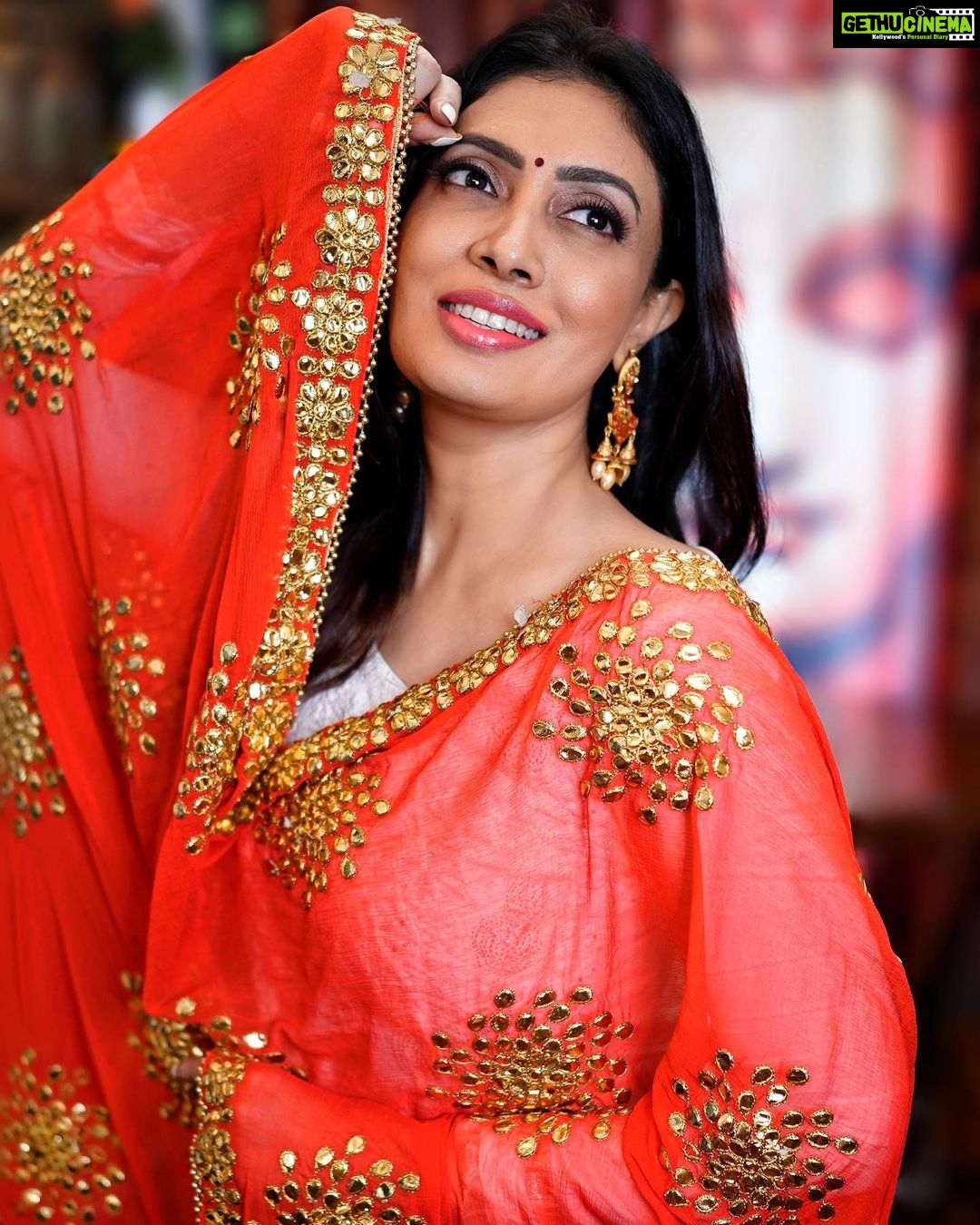 Surabhi Prabhu Instagram - THE ESSENCE OF FEMININITY IS TO ABSOLUTELY LOVE BEING A WOMAN . Femininity is a combination of class, tenderness and virtue. When a woman possesses these traits, a man will naturally want to be more of a gentleman around her. . . Dupatta - @dupattabazaar . . . . . . . ЁЯУ╕ - @aditya_shindkar #bridetobe #bride #reddupatta #indianbeauty #unity44 #shaadisaga #pinkvilla #india #рд╣рд┐рдВрджреА #youth #supermodel #modeldiaries #indianblogger #dupattabazar #рднрд╛рд░рддреАрдп #saibaba #jaishreeram #рдирд╛рд░реА #udaipur #surabhi #dulhan #bjpindia #bjp #mumbaiblogger #tollywoodactress #surabhiprabhu #dupatta #рдорд┐рддреНрд░ #dreamgirl #hindiquotes #mumbaiblogger Managed - @brandedgupshup Mumbai, Maharashtra