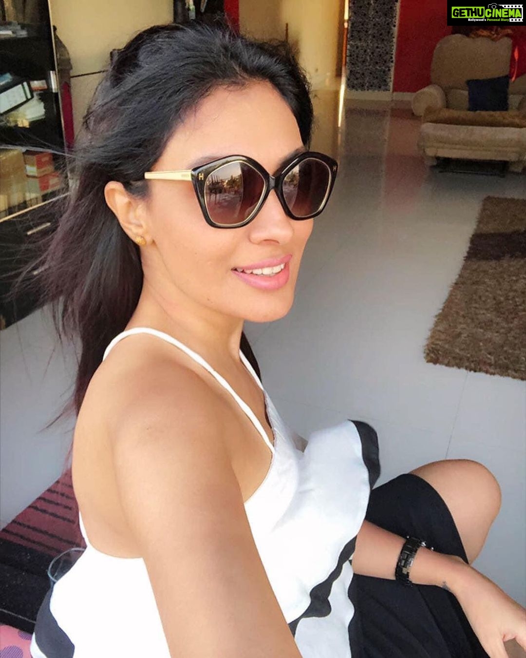 Surabhi Prabhu Instagram - If the chase ain't mutual, you gotta change direction ! 🤪🤪🤪 . . . . . . #thesecret #fairytale #tollywoodactress #surabhiprabhu #lovequotes #worthit #dreamgirl #hindiquotes #mumbaiblogger #sunglasses #californiagirl #unity44 #bollywoodhot #voompla #pinkvilla #bollywoodcinema #हिंदी #bollywoodmovies #supermodel #modeldiaries #soulmate #couplegoals #relationshipadvice #travelgram #travelphotography #travelblogger #bollywoodactoractress #bollywoodactress #surabhi Mumbai, Maharashtra