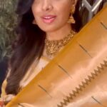 Surabhi Prabhu Instagram - 𝑷𝑶𝑽 : 𝑯𝑬 𝑺𝑨𝑰𝑫 𝑯𝑬 𝑳𝑶𝑽𝑬𝑺 𝑻𝑶 𝑺𝑬𝑬 𝒀𝑶𝑼 𝑰𝑵 𝑺𝑨𝑹𝑬𝑬 HE : She wore a saree for the first time and we both fell. She in my arms & I in love. . . . . . Pineapple Yellow Paithani Silk Saree - @vishnu_weaves www.vishnuweaves.com Description Saree Fabric : Paithani Silk Saree Color: Pineapple Yellow Saree Length : 5.5 Meter Blouse Length : 0.8 Meter Saree Work : Meenakari Zari Woven Design Saree Border : Zari Woven Border Wash : Dry Clean About #vishnuweaves - Vishnu weaves believes that Saree is not just a 6- yard fabric, it's the centuries-old stories, weaved with the threads of history, tradition, and love. . . . . . Styling & Hair @rutika.shigvan 📸 @rutika.shigvan #saree #indianwear #sarees #sareelovers #sareesofinstagram #sareefashion #silksarees #silksaree #sareelover #trendingsongs #trendingreels #mumbaiblogger #indianblogger #sareeindia #sareestyle #sareeblousedesigns #sareeaddict #indiansaree #banarasisaree #surabhiprabhu #unity44 #sareeswag #weavesofindia #sareeonline #cottonsarees #traditionalsaree #sareeseduction #sareeblogger #yellowsaree Mumbai, Maharashtra