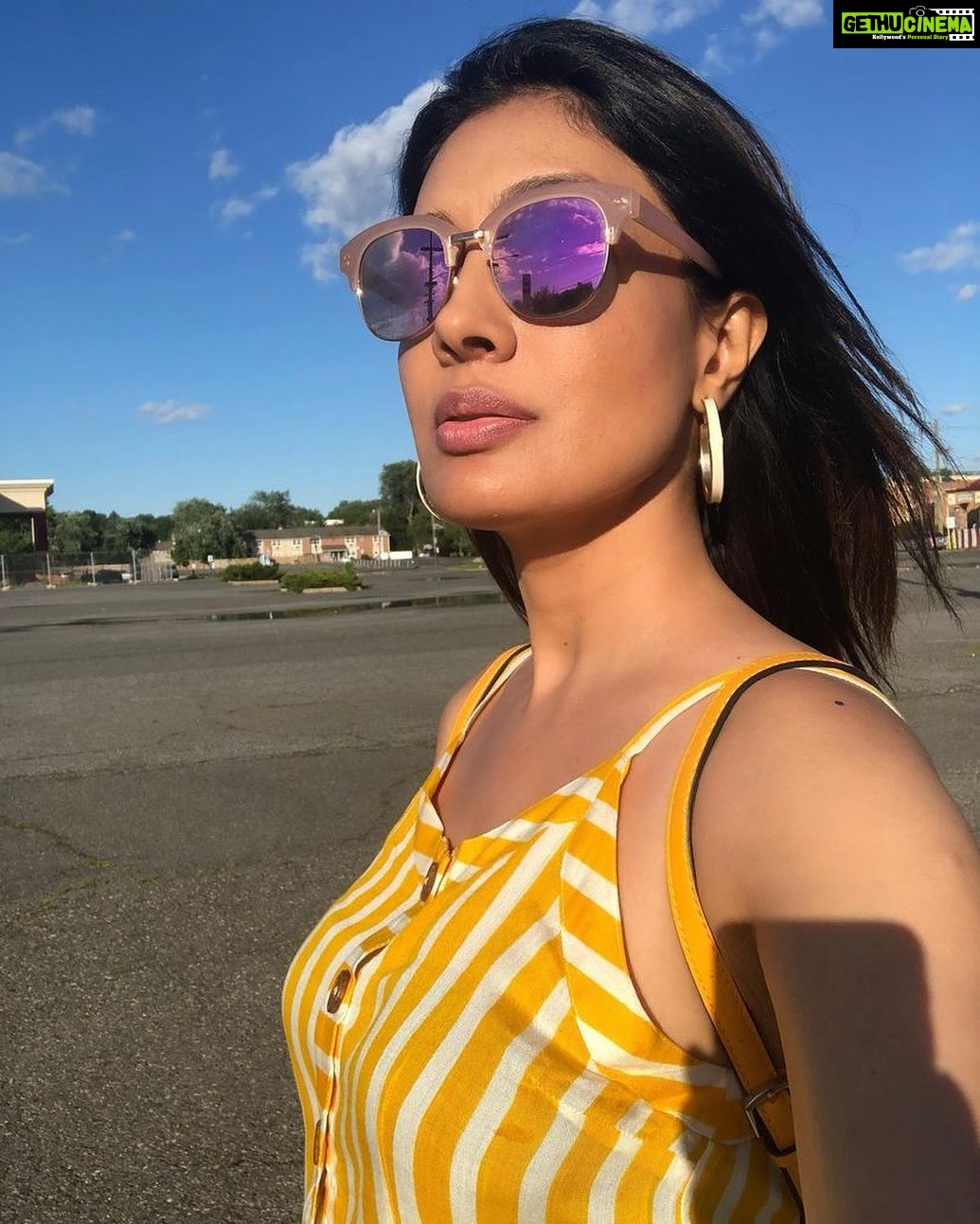 Surabhi Prabhu Instagram - She had a galaxy in her eyes, a universe in her mind β¨π . . . #picoftheday #fashionmodel #yellowtop #sterlingsilver #newjersey #indianmodels #newyorkcity #reelkarofeelkaro #newyorkstateofmind #newyorker #newyorkfashionweek #cabochon #sundayvibes #womenfashion #daywear #modellife #girlwhotravels #beautybloggers #streetstyle #girlswholift #bollywoodmovies #turquoiseaddict #dailymakeup #funnygirl #brownskin #blacklifestyle #newyorkstreetstyle #closeupshot #newjerseylife #surabhi New Jersey-Clifton