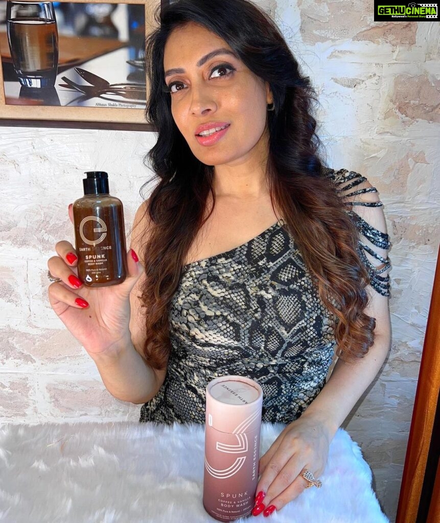 Surabhi Prabhu Instagram - If you knew your shampoo contained toxic chemicals, would you still wash your hair with it? If you knew your face wash was first tested on a helpless animal, would you still use it? . . Earth Essence @iamearthessence products are truly natural, organic and cruelty free. With us, what you see on the label is what you get inside. 🍃 pure Tea Tree & Thyme Face Wash ~ Purifies the skin with the soothing effect of tea tree and thyme. 🍃Spunk Coffee & vanilla Body Wash Skin love with a punch of arabica coffee and vanilla extract. It's super refreshing and awakening 🍃Strength Fenugreek & Aloe Vera Shampoo Enriched with 10+ ingredients to naturally treat hair! P Check out earthessence.in to get your stash of organic goodness! . . . . . . Styling & Hair @rutika.shigvan 📸 @rutika.shigvan #EarthEssence #OrganicSkincare #ComeClean #CleanBeauty #CleanSkincare #SkinLove #Mumbai #SkincareBlogger #BodyCare #BodyLove #surabhiprabhu #unity44 #mumbaiblogger #indianblogger #indianmodel #udaipur #skinblogger #beautybloggers #mumbaibeautyblogger #nocruelty #vegan #organic #natural #nosecret #pure #skincare #haircare #bediffrent #choosediffrent #cleanbrand @ash_essence Mumbai, Maharashtra