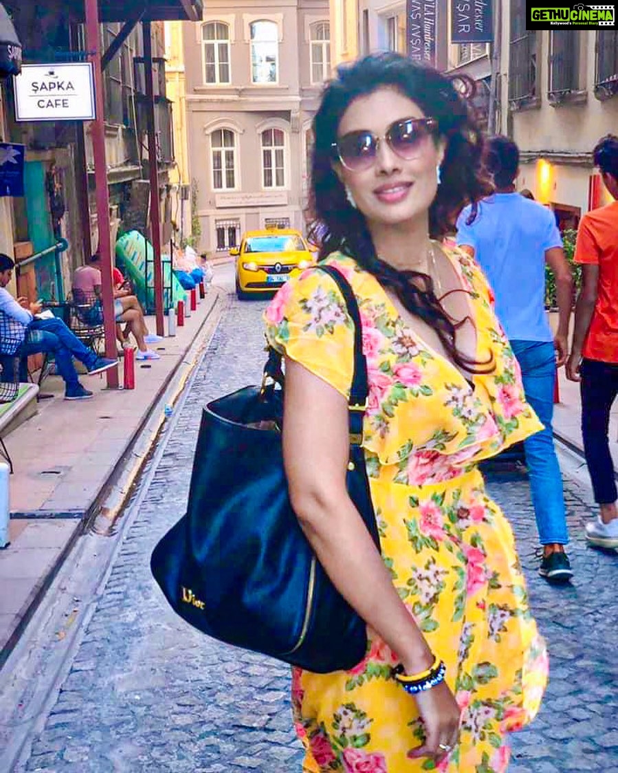 Surabhi Prabhu Instagram - Someday, someone will choose you & will keep on choosing you, everyday. #manifestation #blessed #thankyougod . . . . . . . . #surabhiprabhu #mumbaiblogger #strongwoman #istanbuldiaries #mumbai #hindiquotes #india #redlips #tollywoodactress #californiaadventure #californialove #istanbul #turkiye #bollywoodhot #voompla #pinkvilla #bollywoodcinema #हिंदी #bollywoodmovies #supermodel #modeldiaries #travelgram #travelphotography #travelblogger #bollywoodactoractress #bollywoodactress #surabhi