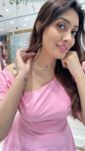 Surabhi Prabhu Instagram - Do you think diamonds 💎do not have resale value? I used to think the same

But at @canderejewellery 🤩 you get a 100% lifetime exchange on the future value of the diamonds. 
I gifted myself diamonds from Candere by Kalyan Jewellers, Experience Centre.

I felt like Alice in Wonderland at the experience centre.

Why do I choose Candere diamond jewellery?
➡️ Exclusive range, unique, versatile, and trendy
➡️ 100% lifetime exchange on future value
➡️Very affordable, so a good buy without breaking the bank.

So go ahead and buy today from @canderejewellery; The Experience Centre is located at L.T. Road, Borivali West, Mumbai.
#NayiShuruaatHeereKeSaath 
.
.
.
.
.

.
.
.
.
.
.
.

#diamonds #indianjewellery #diamondjewellery #canderebykalyanjewellers #canderejewellery #candere #kalyanjewellers #surabhiprabhu #surabhi #beautifuljewelry #diamondjewellery #solitare #unity44 #prabhu #CanderebyKalyanJewellers #aliceinwonderland 
#NayiShuruaatCandereKeSaath #reelsindia #akshaytritiya