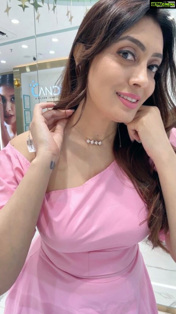 Surabhi Prabhu Instagram - Do you think diamonds 💎do not have resale value? I used to think the same But at @canderejewellery 🤩 you get a 100% lifetime exchange on the future value of the diamonds. I gifted myself diamonds from Candere by Kalyan Jewellers, Experience Centre. I felt like Alice in Wonderland at the experience centre. Why do I choose Candere diamond jewellery? ➡ Exclusive range, unique, versatile, and trendy ➡ 100% lifetime exchange on future value ➡Very affordable, so a good buy without breaking the bank. So go ahead and buy today from @canderejewellery; The Experience Centre is located at L.T. Road, Borivali West, Mumbai. #NayiShuruaatHeereKeSaath . . . . . . . . . . . . #diamonds #indianjewellery #diamondjewellery #canderebykalyanjewellers #canderejewellery #candere #kalyanjewellers #surabhiprabhu #surabhi #beautifuljewelry #diamondjewellery #solitare #unity44 #prabhu #CanderebyKalyanJewellers #aliceinwonderland #NayiShuruaatCandereKeSaath #reelsindia #akshaytritiya