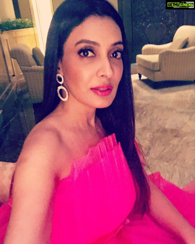 Surabhi Prabhu Instagram - Do you think women look more pretty in pink? Drop “PINK💕💖💗 or “YES “, if you agree .. "Everything has beauty, but not everyone sees it." Working stills .. pics coming soon 🥰 . . . . . . . #mumbai #mumbaikar #unity44 #voompla #pinkvilla #bollywoodcinema #हिंदी #bollywoodmovies #supermodel #modeldiaries #mh370 #travelblogger #saibaba #jaishreeram #bollywoodactoractress #bollywoodactress #surabhi #mumbai #mumbaifood #mumbainightlife #mumbaikar #lowerparel #beautybloggers #mumbaiblogger #indianblogger #tollywoodactress #surabhiprabhu #dreamgirl #hindiquotes #mumbaiblogger #indianwear #indiangirl #potd St. Regis Hotel