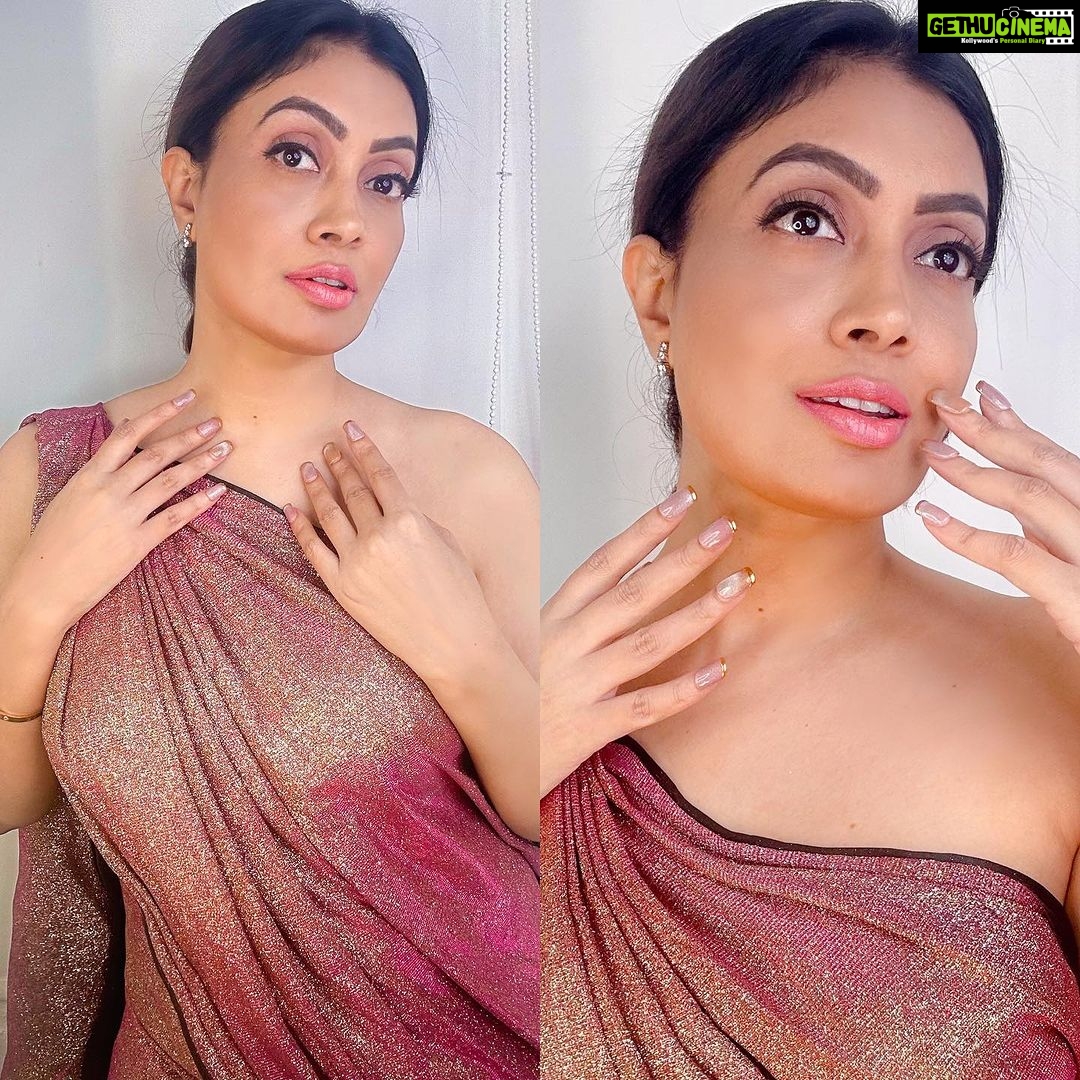 Surabhi Prabhu Instagram - I'm not the whiskey you want. I'm the water you need. 😅 . . this was trending so I thought why not make it my caption for this pic 🤪 . . . . . . . . #surabhi #bharat #goldensaree #indianbeauty #sunkissed #tollywoodactress #surabhiprabhu #losangeleslife #pune #hindiquotes #mumbaitravelblogger #mumbai #mumbaikar #mumbaidiaries #mumbaifashion #bollywoodhot #voompla #pinkvilla #bollywoodcinema #हिंदी #bollywoodmovies #supermodel #modeldiaries #thekapilsharmashow #travelgram #travelphotography #travelblogger #koffeewithkaran #bollywoodactoractress #bollywoodactress Portrait shot of an Indian Model . Mumbai, Maharashtra