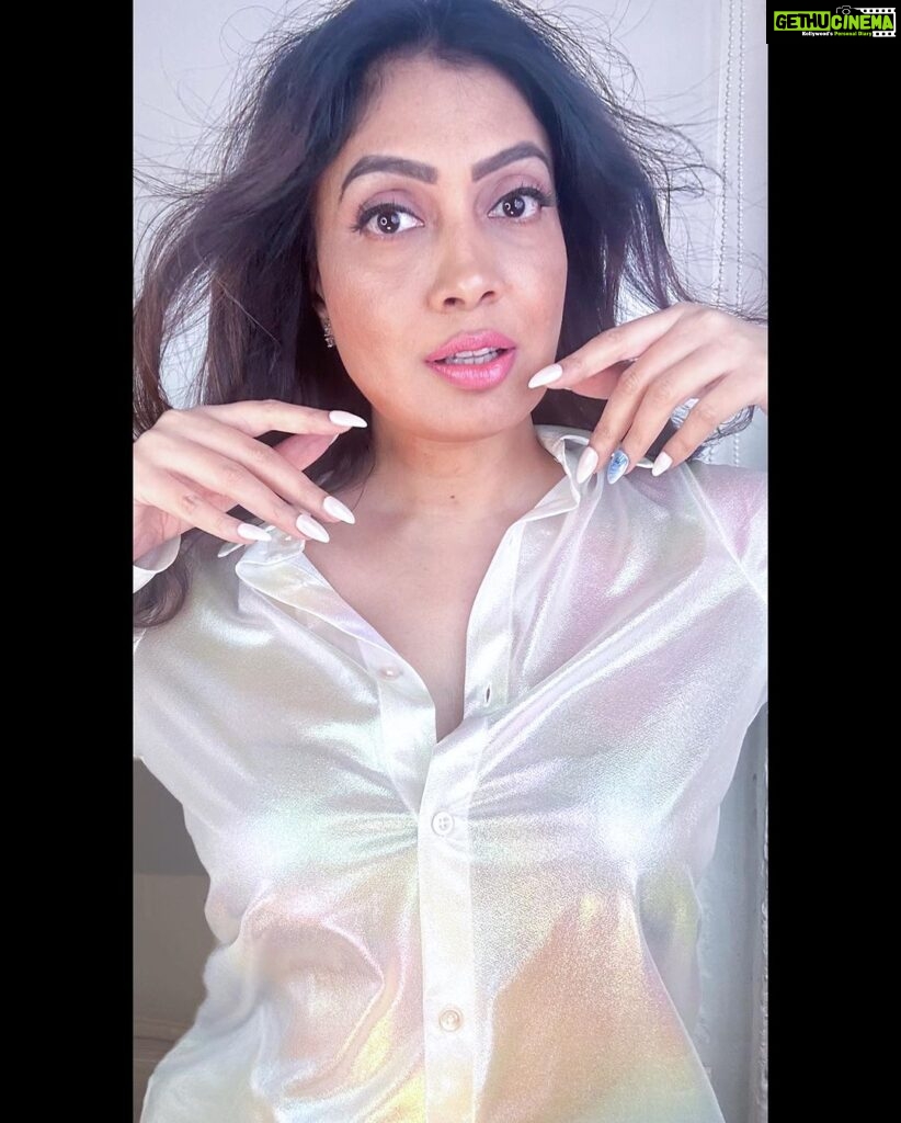 Surabhi Prabhu Instagram - 🥂💫✨"Embracing the beauty in being appreciated by strangers 💫 My flowing hair and fabulous stick-on nails by @nakhaparvati Nakha Parvati are just the icing on the cake today! 🌸✨ Isn't it intriguing how sometimes those closest to us are so busy cheering for others that they don't even notice our struggles? 🤔 They won't even lift a finger to help, yet they're the first to cheer on and aid others? 🤔 It's like they've got this endless supply of assistance for everyone else, but when it comes to you, they have nothing 🦗 But you know what's incredible? 💖 The way strangers can become your biggest champions when you least expect it! 💖✨ That's why they say beauty lies in the eyes of the beholder, and your true potential often finds its greatest fans among strangers. 🙌🌟 So, here's a big thank you to all the wonderful strangers who brighten my day with likes, comments, shares, and saves! 🙏❤ Your support means the world to me and helps me keep my kitchen running. 🙏🏻 . . . . . . . . Nails - @nakhaparvati . . #surabhiprabhu #mumbaiblogger #strongwoman #fringes #mumbai #hindiquotes #india #redlips #tollywoodactress #californiaadventure #californialove #californiagirl #californialiving #flatirondistrict #bollywoodhot #voompla #pinkvilla #bollywoodcinema #हिंदी #bollywoodmovies #supermodel #modeldiaries #thekapilsharmashow #travelgram #travelphotography #travelblogger #bollywoodactoractress #bollywoodactress #surabhi Mumbai, Maharashtra