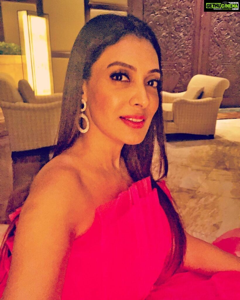 Surabhi Prabhu Instagram - Do you think women look more pretty in pink? Drop “PINK💕💖💗 or “YES “, if you agree .. "Everything has beauty, but not everyone sees it." Working stills .. pics coming soon 🥰 . . . . . . . #mumbai #mumbaikar #unity44 #voompla #pinkvilla #bollywoodcinema #हिंदी #bollywoodmovies #supermodel #modeldiaries #mh370 #travelblogger #saibaba #jaishreeram #bollywoodactoractress #bollywoodactress #surabhi #mumbai #mumbaifood #mumbainightlife #mumbaikar #lowerparel #beautybloggers #mumbaiblogger #indianblogger #tollywoodactress #surabhiprabhu #dreamgirl #hindiquotes #mumbaiblogger #indianwear #indiangirl #potd St. Regis Hotel
