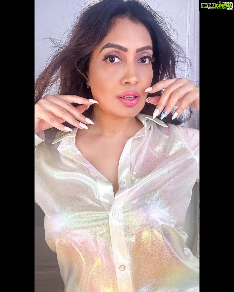 Surabhi Prabhu Instagram - 🥂💫✨"Embracing the beauty in being appreciated by strangers 💫 My flowing hair and fabulous stick-on nails by @nakhaparvati Nakha Parvati are just the icing on the cake today! 🌸✨ Isn't it intriguing how sometimes those closest to us are so busy cheering for others that they don't even notice our struggles? 🤔 They won't even lift a finger to help, yet they're the first to cheer on and aid others? 🤔 It's like they've got this endless supply of assistance for everyone else, but when it comes to you, they have nothing 🦗 But you know what's incredible? 💖 The way strangers can become your biggest champions when you least expect it! 💖✨ That's why they say beauty lies in the eyes of the beholder, and your true potential often finds its greatest fans among strangers. 🙌🌟 So, here's a big thank you to all the wonderful strangers who brighten my day with likes, comments, shares, and saves! 🙏❤️ Your support means the world to me and helps me keep my kitchen running. 🙏🏻 . . . . . . . . Nails - @nakhaparvati . . #surabhiprabhu #mumbaiblogger #strongwoman #fringes #mumbai #hindiquotes #india #redlips #tollywoodactress #californiaadventure #californialove #californiagirl #californialiving #flatirondistrict #bollywoodhot #voompla #pinkvilla #bollywoodcinema #हिंदी #bollywoodmovies #supermodel #modeldiaries #thekapilsharmashow #travelgram #travelphotography #travelblogger #bollywoodactoractress #bollywoodactress #surabhi Mumbai, Maharashtra
