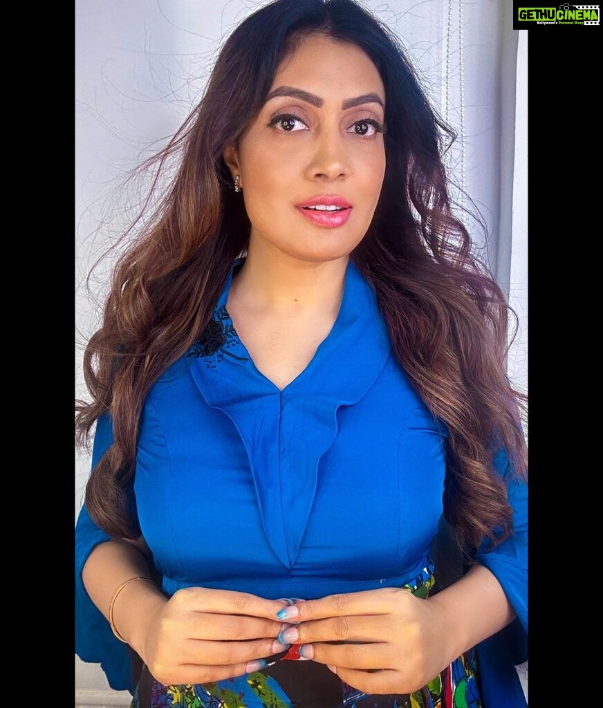 Surabhi Prabhu Instagram - Find the Silver Lining . .. When things don't work out the way you wish, always look for some positive outcome to the situation working out the way it did. For example, you can always be grateful that things didn't turn out even worse. . . . . . Nails - @nakhaparvati . . #surabhiprabhu #mumbaiblogger #strongwoman #fringes #mumbai #hindiquotes #india #redlips #tollywoodactress #californiaadventure #californialove #californiagirl #californialiving #flatirondistrict #bollywoodhot #voompla #pinkvilla #bollywoodcinema #हिंदी #bollywoodmovies #supermodel #modeldiaries #thekapilsharmashow #travelgram #travelphotography #travelblogger #bollywoodactoractress #bollywoodactress #surabhi Mumbai, Maharashtra