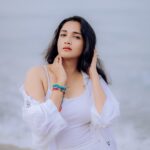 Surabhi Santosh Instagram - Peace, love and good vibes only 🤍 Photographer: @anandu._ps Styling: @kavithasantosh29 #Beachshoot #Allwhiteoutfit #freespirit #vypin #vypinbeach #beachvibes