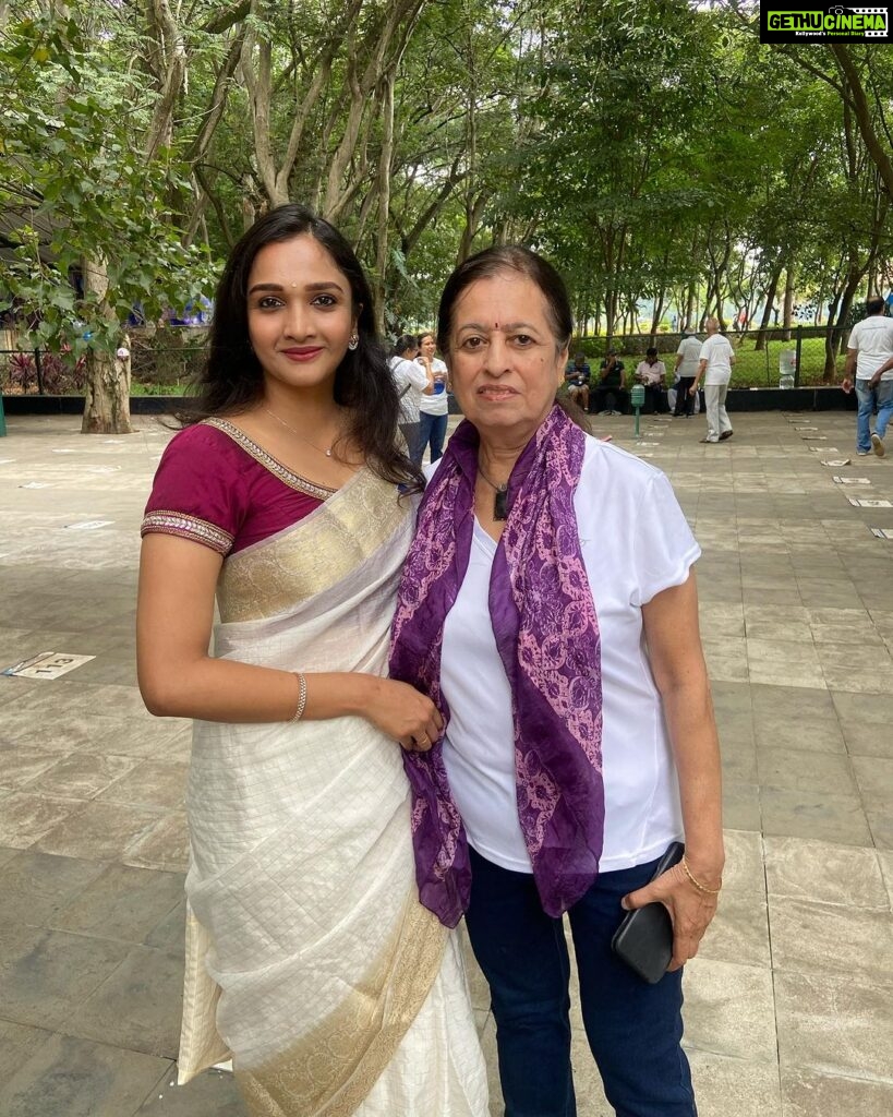 Surabhi Santosh Instagram - This being World Alzheimer’s Month, I had the pleasure to be a part of a wonderful initiative organised by @nmteldercare and Dementia India alliance. I was able to learn a lot about this disease that affects around 8.8 million Indians and 55 million individuals globally. I’m putting this post so that this may prompt atleast some of you to learn a bit more about this and the key risk factors associated with dementia. As they say, knowledge is power💜 Saree @iktara.in #worldalzheimersday #worldalzheimersmonth #nightingalesmedicaltrust #dementiaindiaalliance #Spreadtheword #letstalkaboutdementia