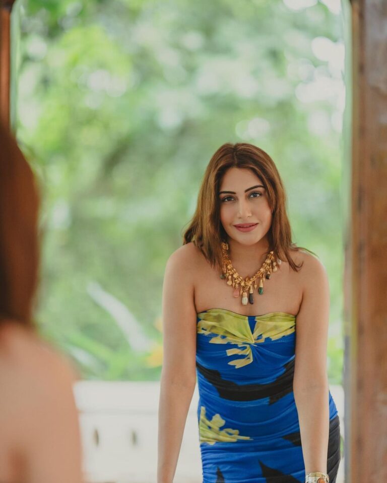 Surbhi Chandna Instagram - 💙 Wearing @srstore09 Heels @londonrag_in Jewels @pclovesdrama