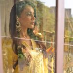 Surbhi Jyoti Instagram - 🌻🌻 . . . . . . . Wearing @inaayatchikan Mua @doseofglamourbyafreen Hair @aartigupta5565 Mojri @tradition_meets_trends Earrings @fashionjewellery_21
