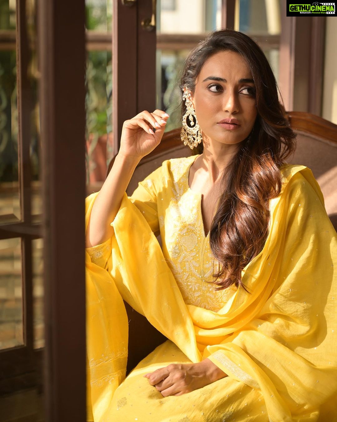 Surbhi Jyoti Instagram - 🌻🌻 . . . . . . . Wearing @inaayatchikan Mua @doseofglamourbyafreen Hair @aartigupta5565 Mojri @tradition_meets_trends Earrings @fashionjewellery_21