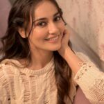 Surbhi Jyoti Instagram - 🤍✨ . . . . . . . MUA @doseofglamourbyafreen Hair @aartigupta5565 📸 @kakali_das_photography Stylist @stylingbyvictor @sohail__mughal___