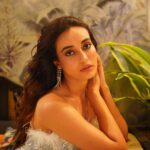 Surbhi Jyoti Instagram - Hola ! . . . . . . Hair @aartigupta5565 🤍 Clicked by @haroon_ali15 Outfit semesstafashion Styled by @meenalrshah Footwear @irasoles