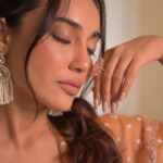 Surbhi Jyoti Instagram - ऐसी उलझी नज़र, उनसे हटती नहीं 🧡 . . . . . . . . . . Wearing @shopmulmul Clicked by @deepak_das_photography Jewellery @houseofjskjewels HMU @thatgalwithmakeup