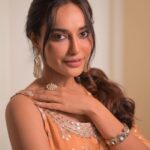 Surbhi Jyoti Instagram - ऐसी उलझी नज़र, उनसे हटती नहीं 🧡 . . . . . . . . . . Wearing @shopmulmul Clicked by @deepak_das_photography Jewellery @houseofjskjewels HMU @thatgalwithmakeup