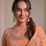 Surbhi Jyoti Instagram - ऐसी उलझी नज़र, उनसे हटती नहीं 🧡 . . . . . . . . . . Wearing @shopmulmul Clicked by @deepak_das_photography Jewellery @houseofjskjewels HMU @thatgalwithmakeup