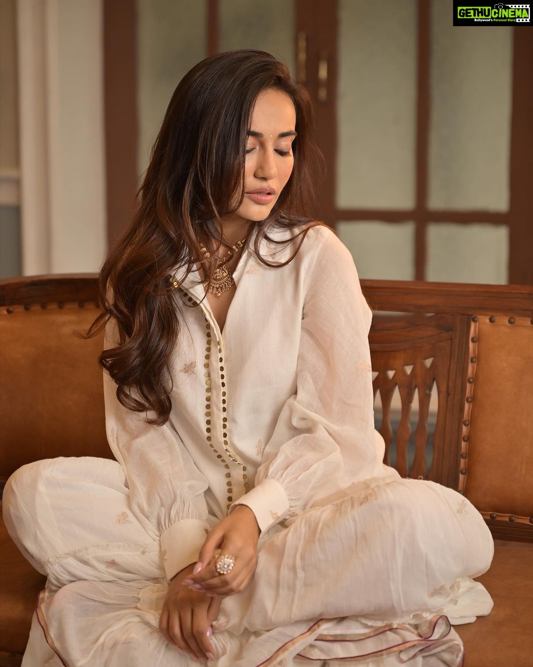 Surbhi Jyoti Instagram - For the love of White ЁЯдН рд╕рдкрдиреЛрдВ рдХрд╛ рд╢рд╣рд░ рдореБрдВрдмрдИ