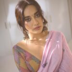 Surbhi Jyoti Instagram – बातें जो कही नहीं जाती,
वो कहीं नहीं जाती ।

As they say, “Bindi” makes a lot of difference ☺️