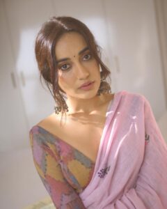 Surbhi Jyoti Instagram - बातें जो कही नहीं जाती,
वो कहीं नहीं जाती ।

As they say, "Bindi" makes a lot of difference ☺️