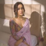Surbhi Jyoti Instagram – बातें जो कही नहीं जाती,
वो कहीं नहीं जाती ।

As they say, “Bindi” makes a lot of difference ☺️