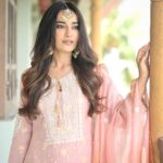Surbhi Jyoti Instagram - 💖🌸