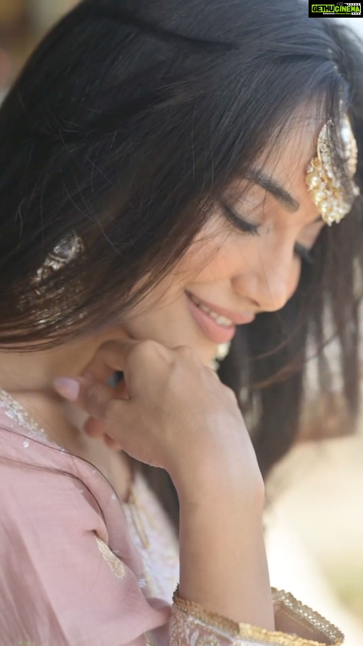 Surbhi Jyoti Instagram - Self love is the highest frequency that attracts everything you deserve 🫶🏼 . . . . . . . . Wearing @saman.emporio @tishaadulanii_ MUA @doseofglamourbyafreen Hair @aartigupta5565 Clicked by @deepak_das_photography Jewellery @perkartjewels1