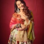 Surbhi Jyoti Instagram - रंगीला रे ! #indianwear #lehngacholi #oxcidisedjewellery . . . . . . . . Outfit @mahimamahajanofficial Styled by @stylingbyvictor @sohail__mughal___ Earrings @mortantra Bangles @the_jewel_gallery Assisted by @styleby_antara @janvijain123 Makeup @jyotiiadvani.artistry Clicked by @gohil_jeet