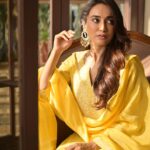 Surbhi Jyoti Instagram - 🌻🌻 . . . . . . . Wearing @inaayatchikan Mua @doseofglamourbyafreen Hair @aartigupta5565 Mojri @tradition_meets_trends Earrings @fashionjewellery_21