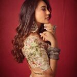 Surbhi Jyoti Instagram - रंगीला रे ! #indianwear #lehngacholi #oxcidisedjewellery . . . . . . . . Outfit @mahimamahajanofficial Styled by @stylingbyvictor @sohail__mughal___ Earrings @mortantra Bangles @the_jewel_gallery Assisted by @styleby_antara @janvijain123 Makeup @jyotiiadvani.artistry Clicked by @gohil_jeet