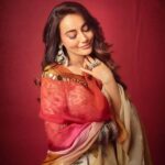Surbhi Jyoti Instagram - रंगीला रे ! #indianwear #lehngacholi #oxcidisedjewellery . . . . . . . . Outfit @mahimamahajanofficial Styled by @stylingbyvictor @sohail__mughal___ Earrings @mortantra Bangles @the_jewel_gallery Assisted by @styleby_antara @janvijain123 Makeup @jyotiiadvani.artistry Clicked by @gohil_jeet