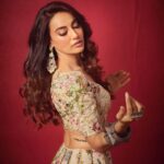 Surbhi Jyoti Instagram - रंगीला रे ! #indianwear #lehngacholi #oxcidisedjewellery . . . . . . . . Outfit @mahimamahajanofficial Styled by @stylingbyvictor @sohail__mughal___ Earrings @mortantra Bangles @the_jewel_gallery Assisted by @styleby_antara @janvijain123 Makeup @jyotiiadvani.artistry Clicked by @gohil_jeet