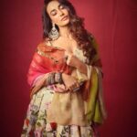 Surbhi Jyoti Instagram - रंगीला रे ! #indianwear #lehngacholi #oxcidisedjewellery . . . . . . . . Outfit @mahimamahajanofficial Styled by @stylingbyvictor @sohail__mughal___ Earrings @mortantra Bangles @the_jewel_gallery Assisted by @styleby_antara @janvijain123 Makeup @jyotiiadvani.artistry Clicked by @gohil_jeet