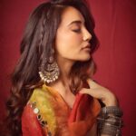 Surbhi Jyoti Instagram - रंगीला रे ! #indianwear #lehngacholi #oxcidisedjewellery . . . . . . . . Outfit @mahimamahajanofficial Styled by @stylingbyvictor @sohail__mughal___ Earrings @mortantra Bangles @the_jewel_gallery Assisted by @styleby_antara @janvijain123 Makeup @jyotiiadvani.artistry Clicked by @gohil_jeet