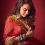 Surbhi Jyoti Instagram - रंगीला रे ! #indianwear #lehngacholi #oxcidisedjewellery . . . . . . . . Outfit @mahimamahajanofficial Styled by @stylingbyvictor @sohail__mughal___ Earrings @mortantra Bangles @the_jewel_gallery Assisted by @styleby_antara @janvijain123 Makeup @jyotiiadvani.artistry Clicked by @gohil_jeet
