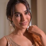 Surbhi Jyoti Instagram - ऐसी उलझी नज़र, उनसे हटती नहीं 🧡 . . . . . . . . . . Wearing @shopmulmul Clicked by @deepak_das_photography Jewellery @houseofjskjewels HMU @thatgalwithmakeup