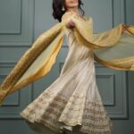 Surbhi Jyoti Instagram - Peeli chunni- 💛✅ Peeli gaddi- I doubt