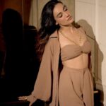 Surbhi Jyoti Instagram – Hello Saturday…
Bring it on 🤎
.
.
.
.
.
.
.
Outfit @label_bella_d 
Styled by @bombaebyaisha 
Jewellery @viariaccessories 
Clicked by @deepak_das_photography 
HMU @thatgalwithmakeup